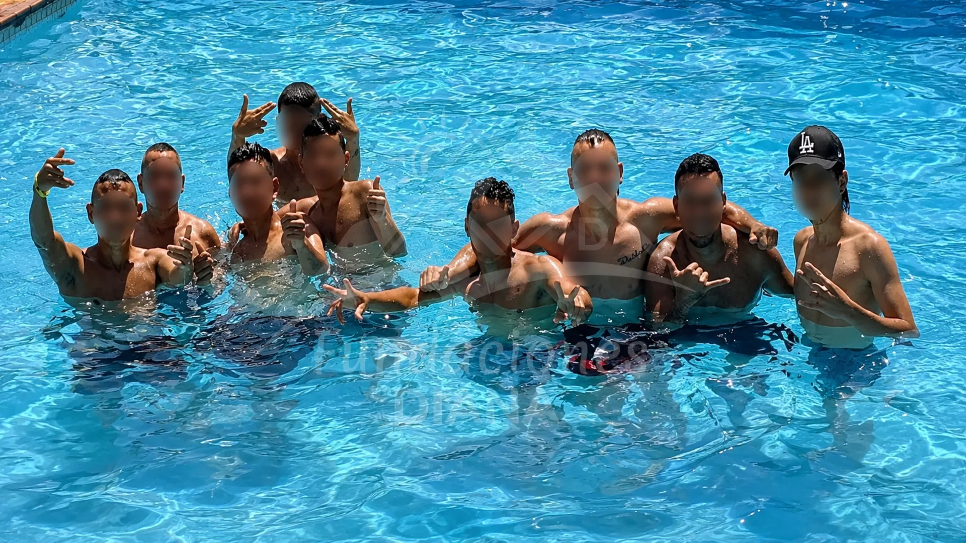 Imagen que representa a jóvenes disfrutando en una piscina de un centro de rehabilitación para drogadictos en Popayán Cauca donde se están recuperando de las adicciones