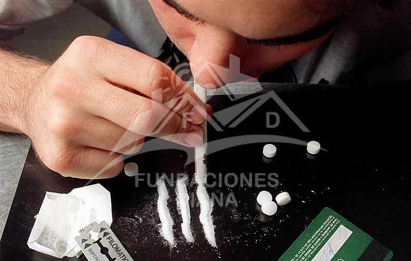 Conoce los apodos de la cocaína más comunes, sus términos callejeros y cómo se utilizan para encubrir el tráfico y consumo de esta droga.