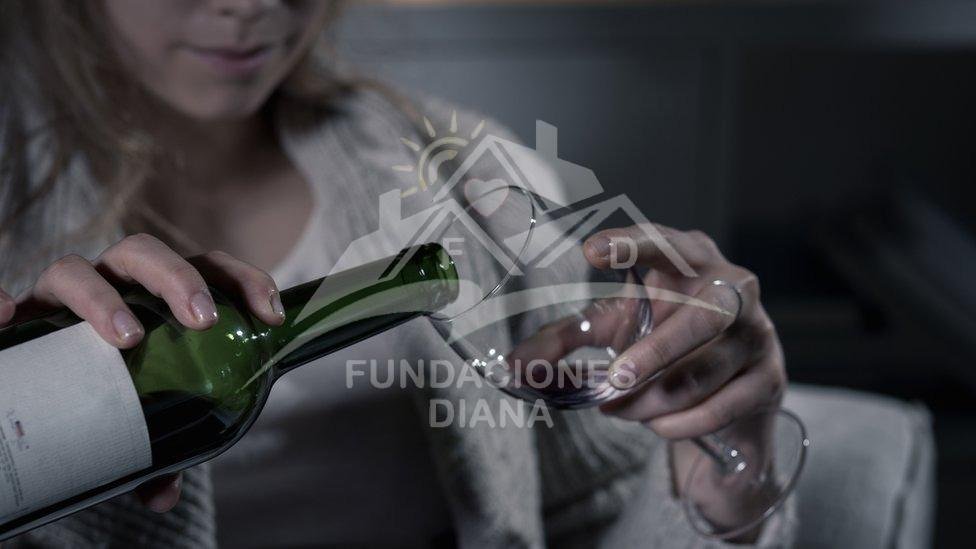 Aprende a identificar si tienes un problema con la bebida, descubre las señales, consecuencias y opciones de ayuda para recuperar el control.