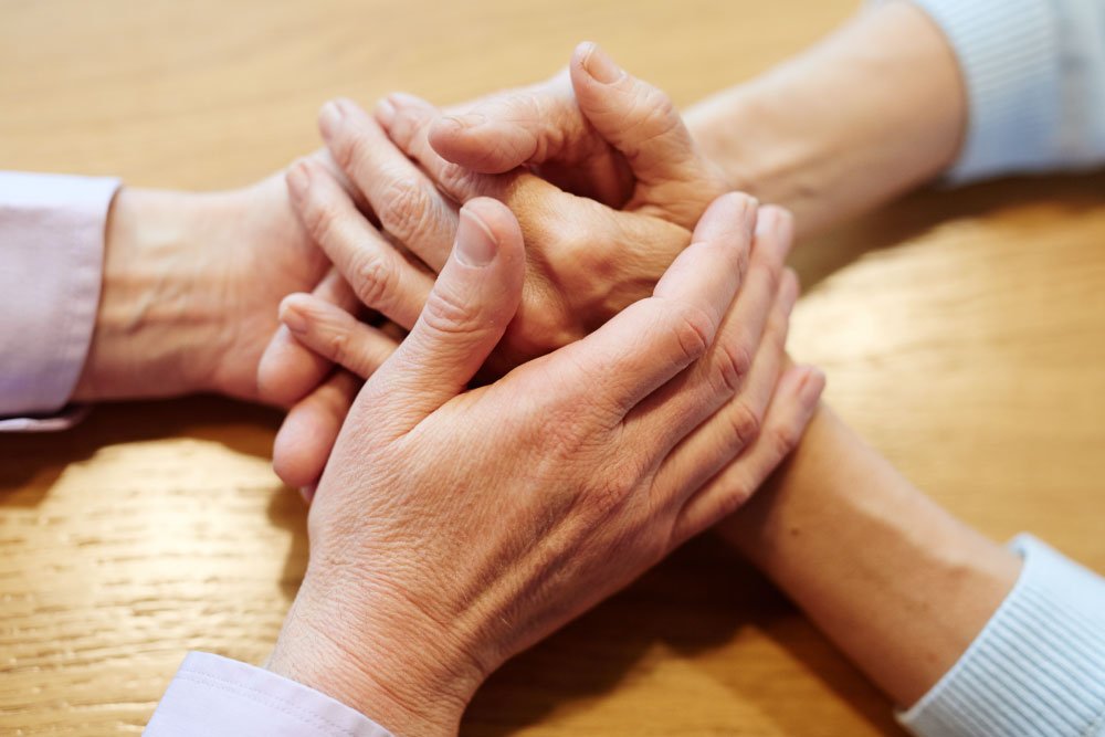 Imagen representando el proceso de recuperación de las adicciones, donde una persona en reflexión transmite honestidad, sanidad interior y cambio personal, acompañada por un ambiente de esperanza, fe y restauración emocional junto a su familia.