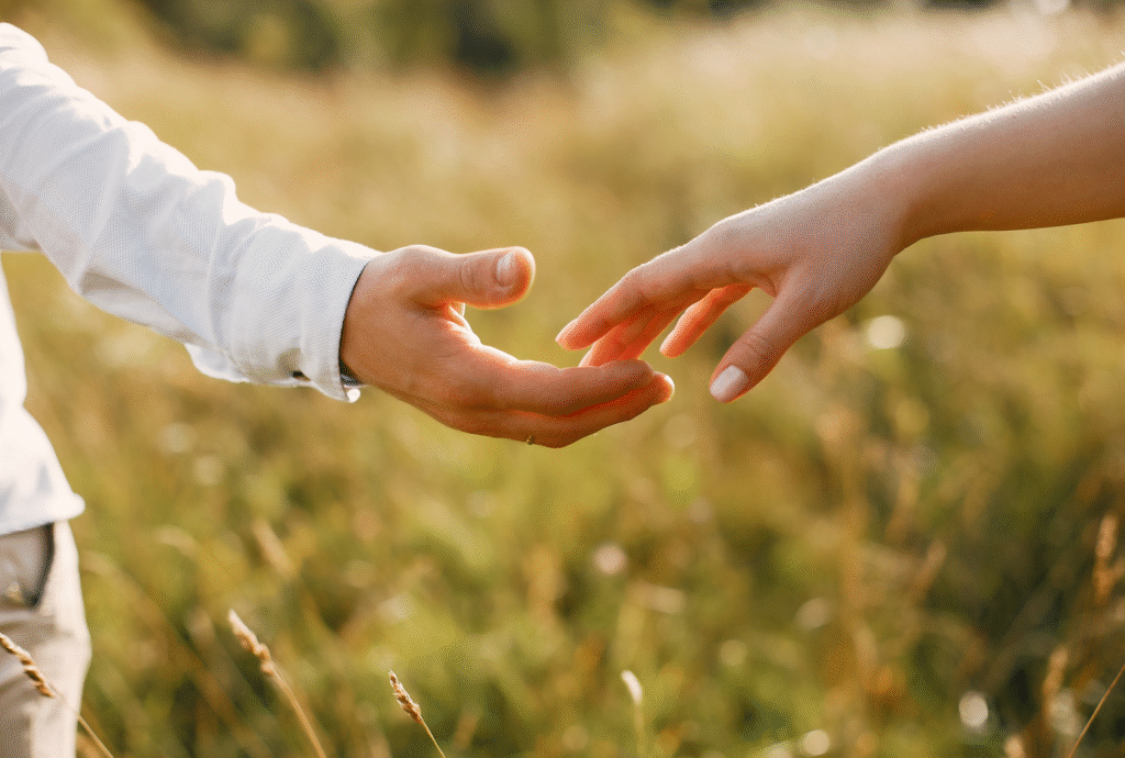 Imagen que representa el proceso de recuperación de adicciones, mostrando a una persona en reflexión aprendiendo a confiar en Dios y en el proceso, avanzando hacia la sanidad interior y la restauración emocional.