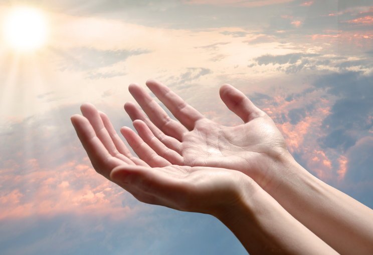 Imagen que representa el proceso de recuperación de las adicciones, donde la fe en Dios guía la sanidad interior, brindando esperanza, restauración emocional y fortaleza al adicto y su familia.