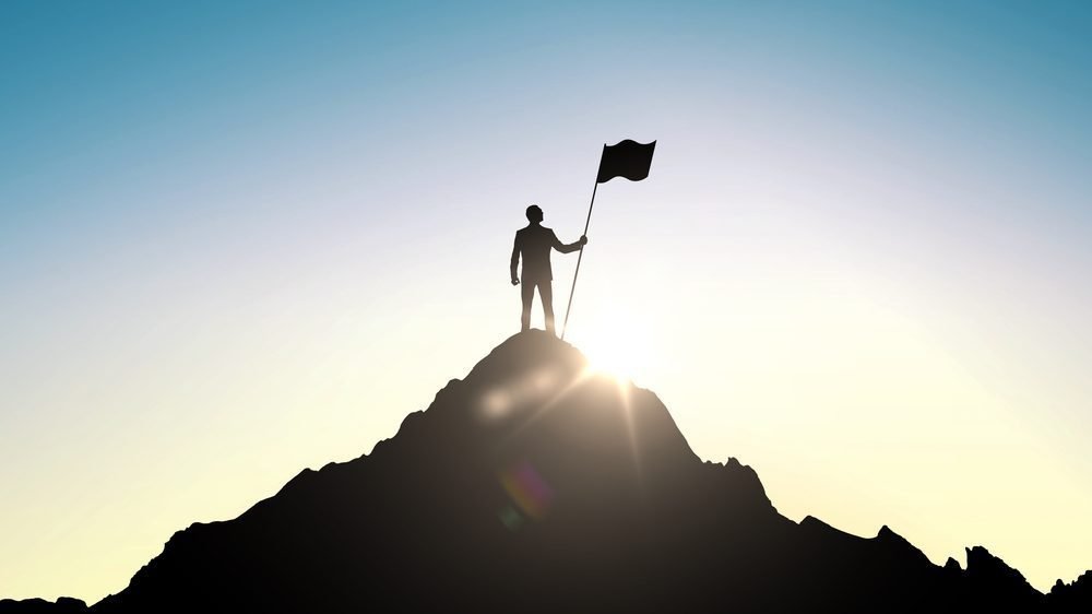 Imagen que representa el proceso de recuperación de las adicciones, donde una persona en la cima de una montaña decide seguir firme en el proceso, simbolizando sanidad interior, superación, esperanza y restauración emocional.