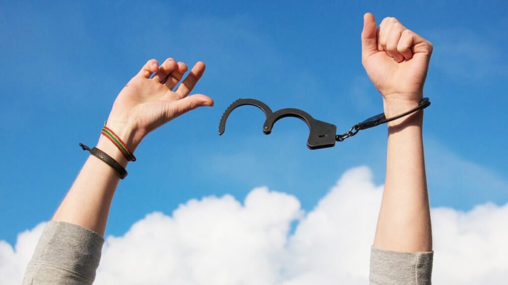 El proceso de recuperación de adicciones donde aceptar la realidad es importante para la sanidad interior, mostrando un camino de paz, fe y restauración emocional.