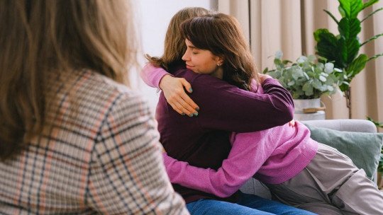 Imagen que representa el tiempo de recuperación en las adicciones, enfocada en sanar corazones a través de la fe en Dios, mostrando esperanza, restauración emocional y sanidad interior en el proceso del adicto y su familia.
