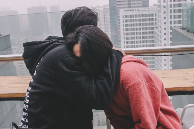 Imagen representando un proceso de recuperación de adicciones donde el amor, la paciencia y la fe fortalecen la sanidad interior del adicto y la restauración de la familia en medio del proceso.