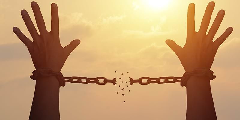 Enfocarse en el camino de recuperación de adicciones, donde la disciplina y la constancia permiten avanzar con claridad, fortaleciendo la sanidad interior y la estabilidad emocional.