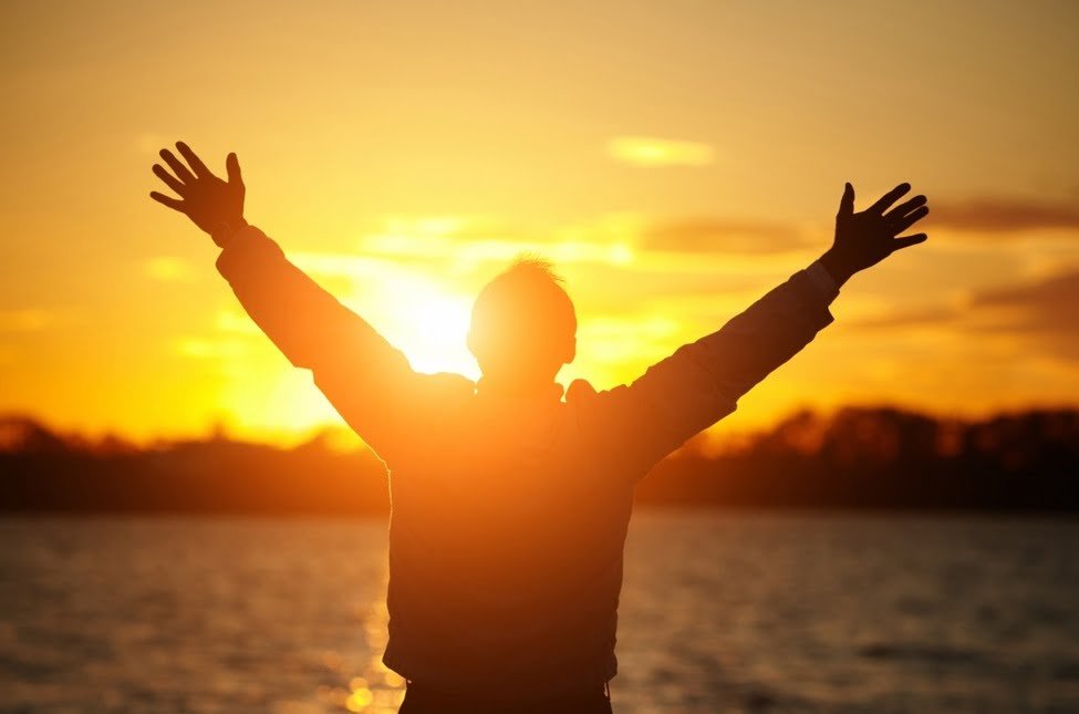 Imagen que refleja el proceso de rehabilitación en adicciones, mostrando un camino de cambio, fe y esfuerzo hacia la recuperación, la sanidad interior y la restauración emocional del adicto y su familia.