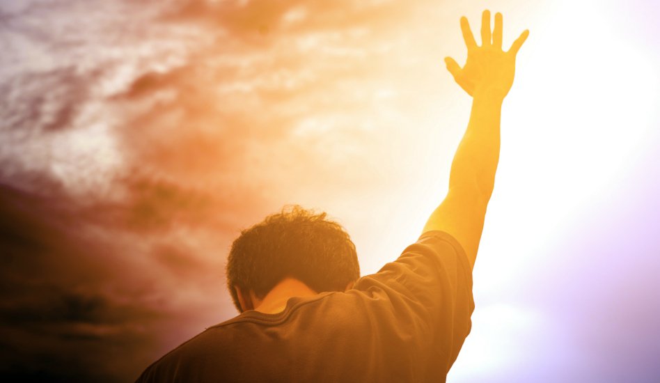 Imagen que representa el proceso de recuperación de adicciones donde la fe sostiene al adicto y a su familia, guiándolos hacia la sanidad interior y la restauración emocional en medio del proceso.