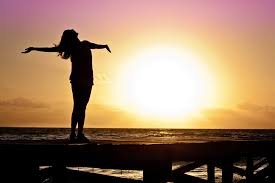 Imagen inspiradora sobre recuperación y donde ay espiritual y esperanza para familias afectadas por las adicciones y procesos emocionales difíciles.