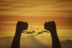 Cadenas que antes limitaban a la familia pueden transformarse en oportunidades de sanidad interior, constancia y fe en medio del proceso.