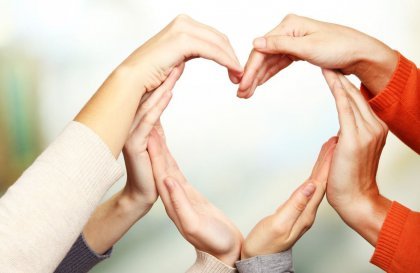 Varias manos unidas formando un corazón, simbolizando fe sobrenatural, amor, apoyo mutuo y unidad en procesos de sanación y recuperación familiar.