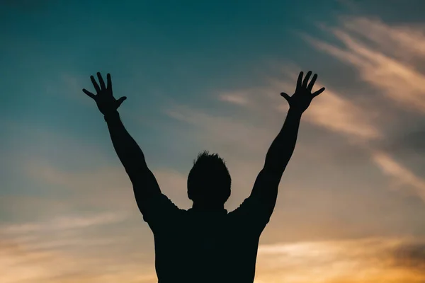 Reflexión sobre la adversidad como parte del proceso de vida, especialmente en situaciones relacionadas con las adicciones. Este mensaje invita a reconocer el valor de la solicitud.